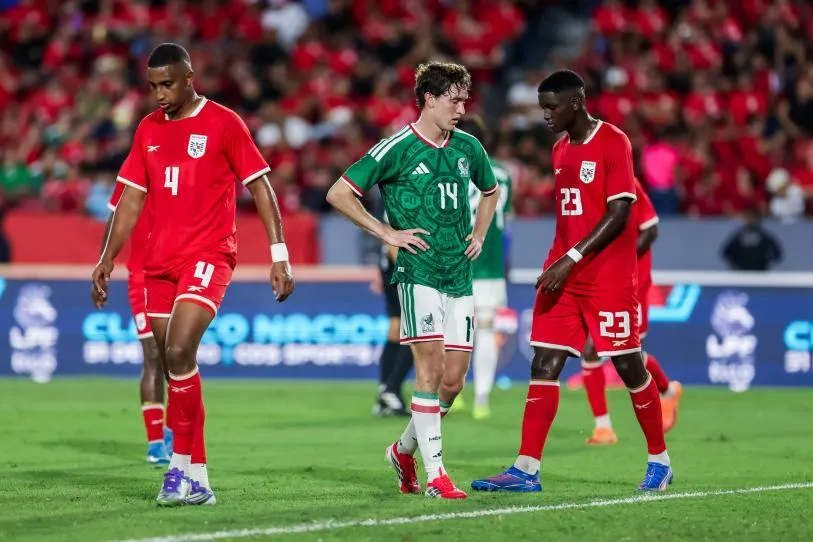 Aunque gana, México chafea