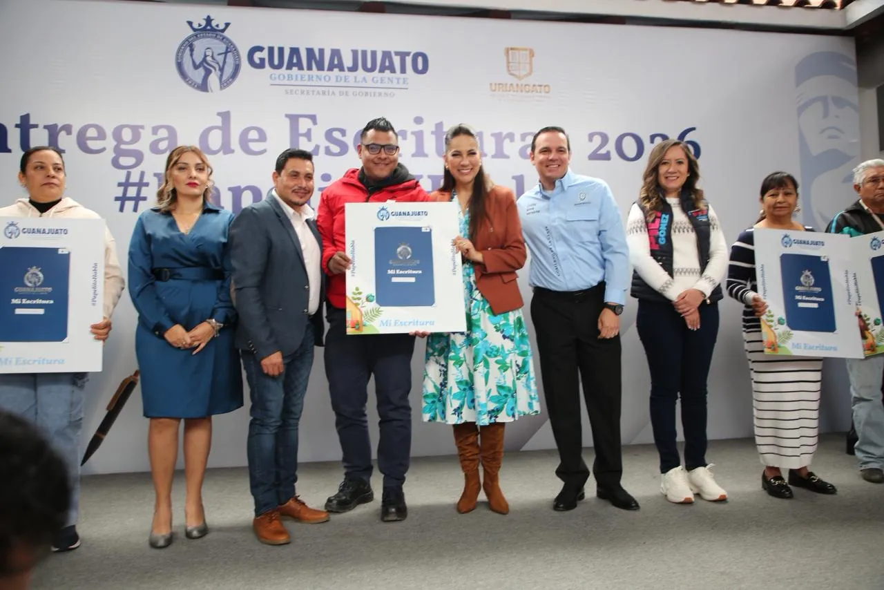 Entregan escrituras y hospital en Uriangato