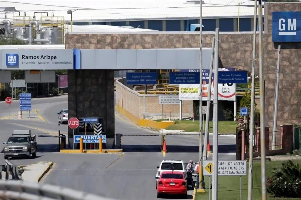 Despide GM a casi 2 mil empleados