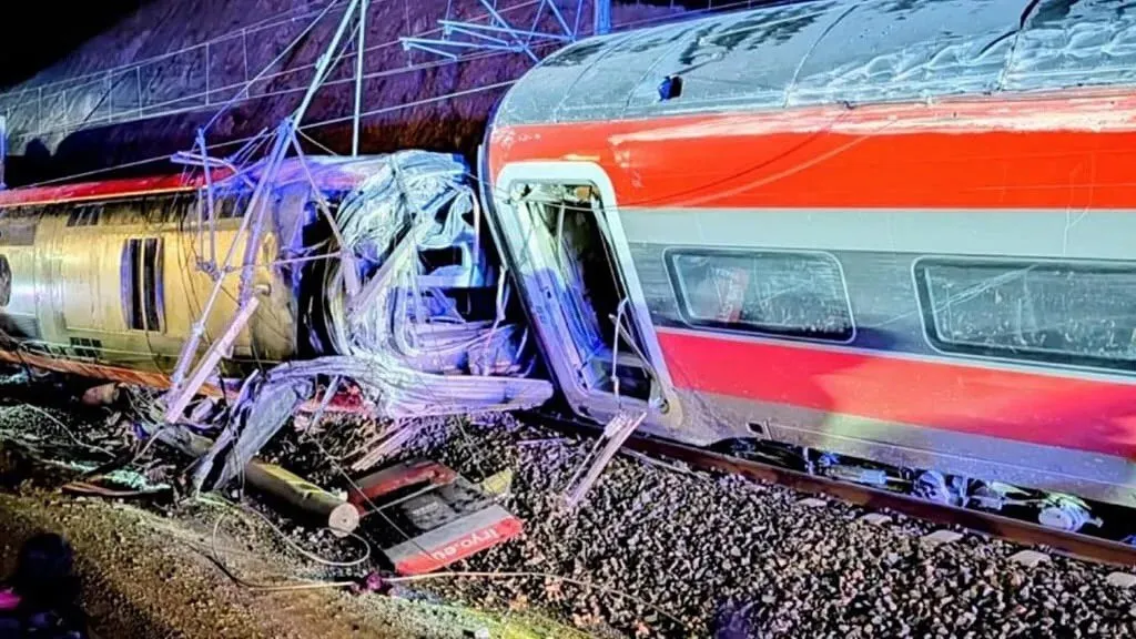Chocan trenes en España; al menos 21 muertos