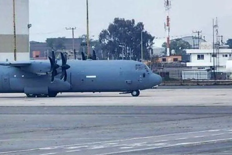Aterriza avión militar de EU en Toluca