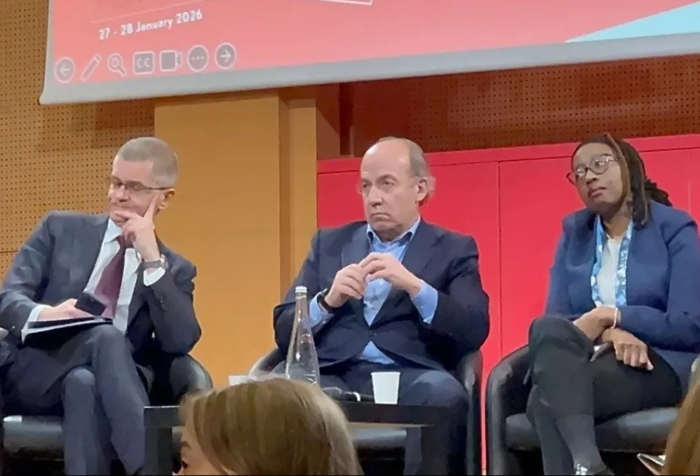 Increpan a Fecal en Francia