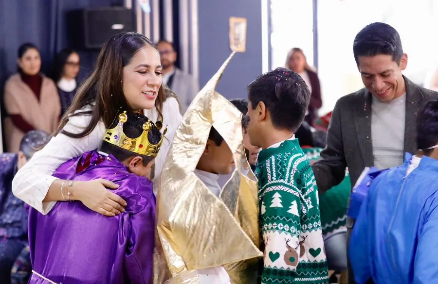 Gobernadora comparte Rosca de Reyes con huérfanos