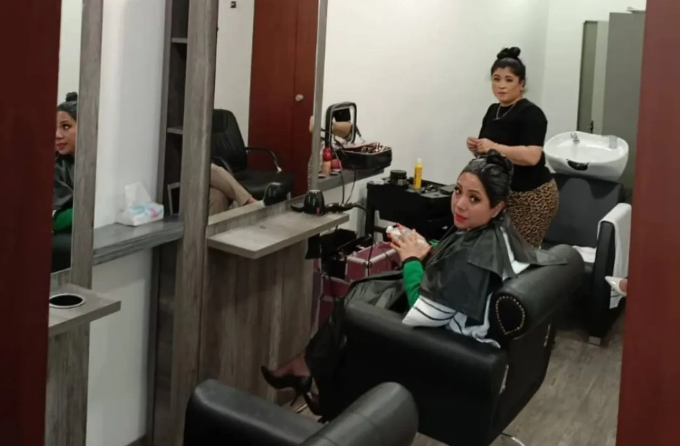 Balconean salón de belleza en el Senado