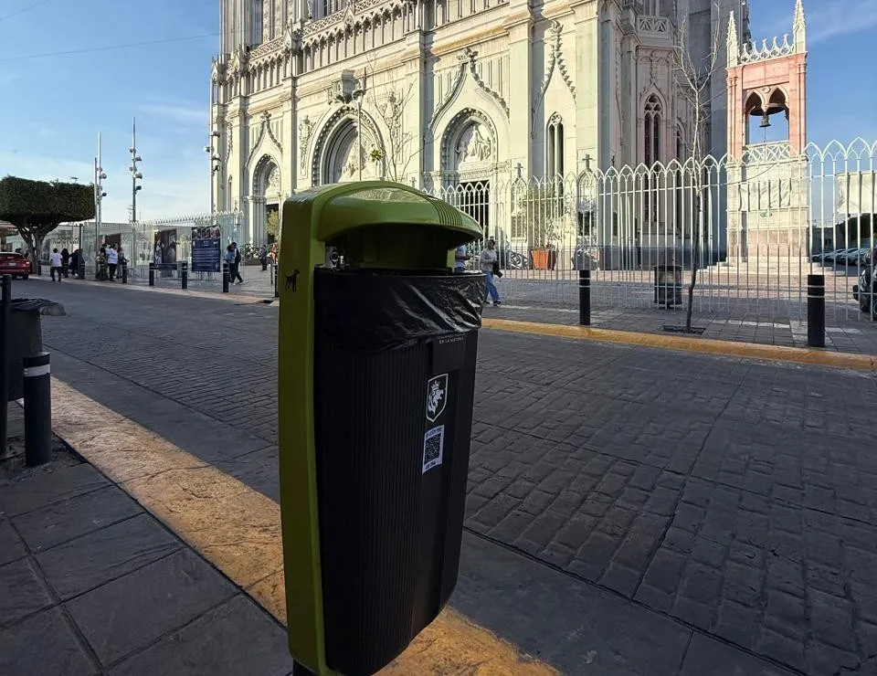 Cuidan papeleras para mascotas