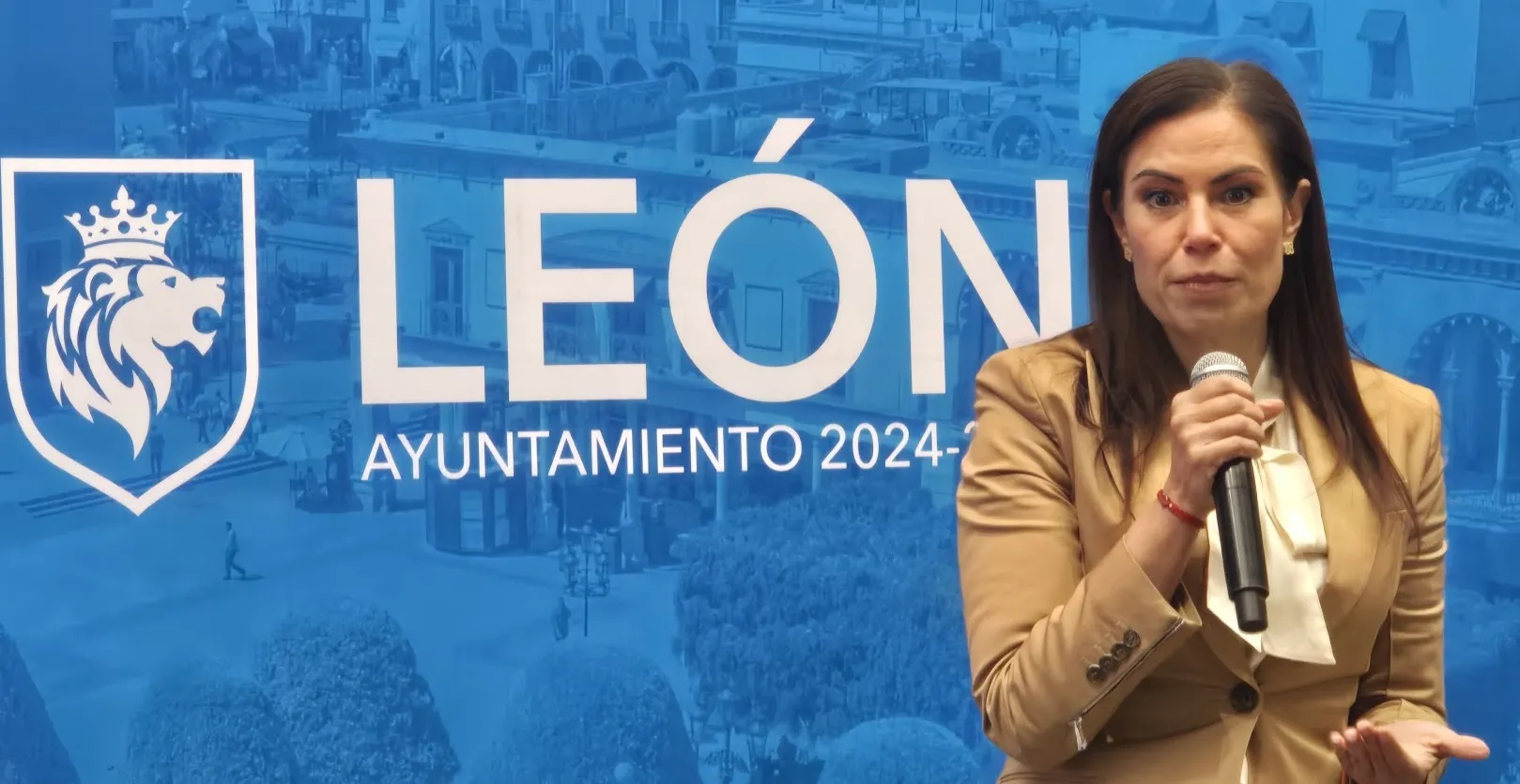 Reitera que se queda