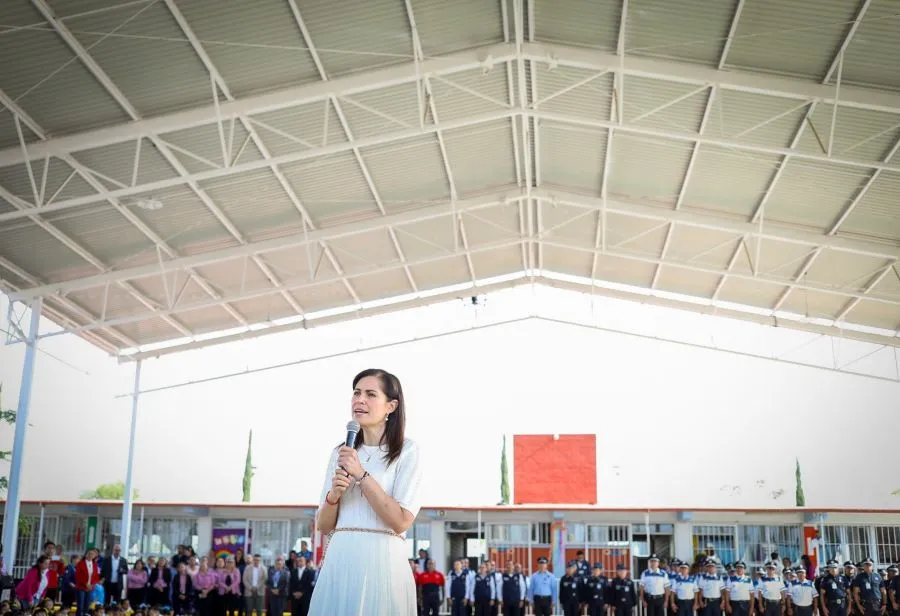 Reparan techo de escuela