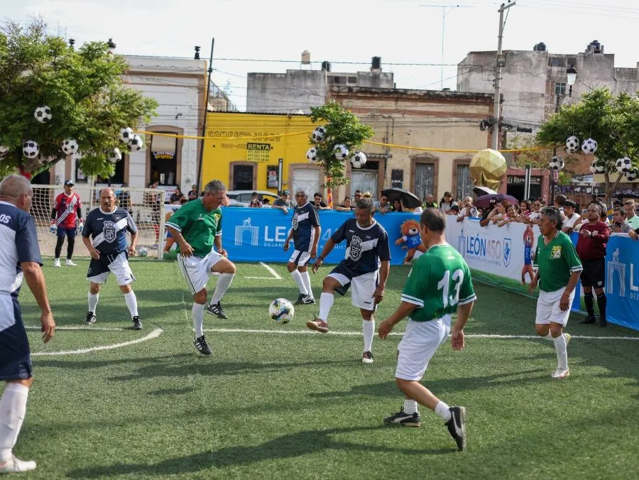 Entretiene fútbol a leoneses