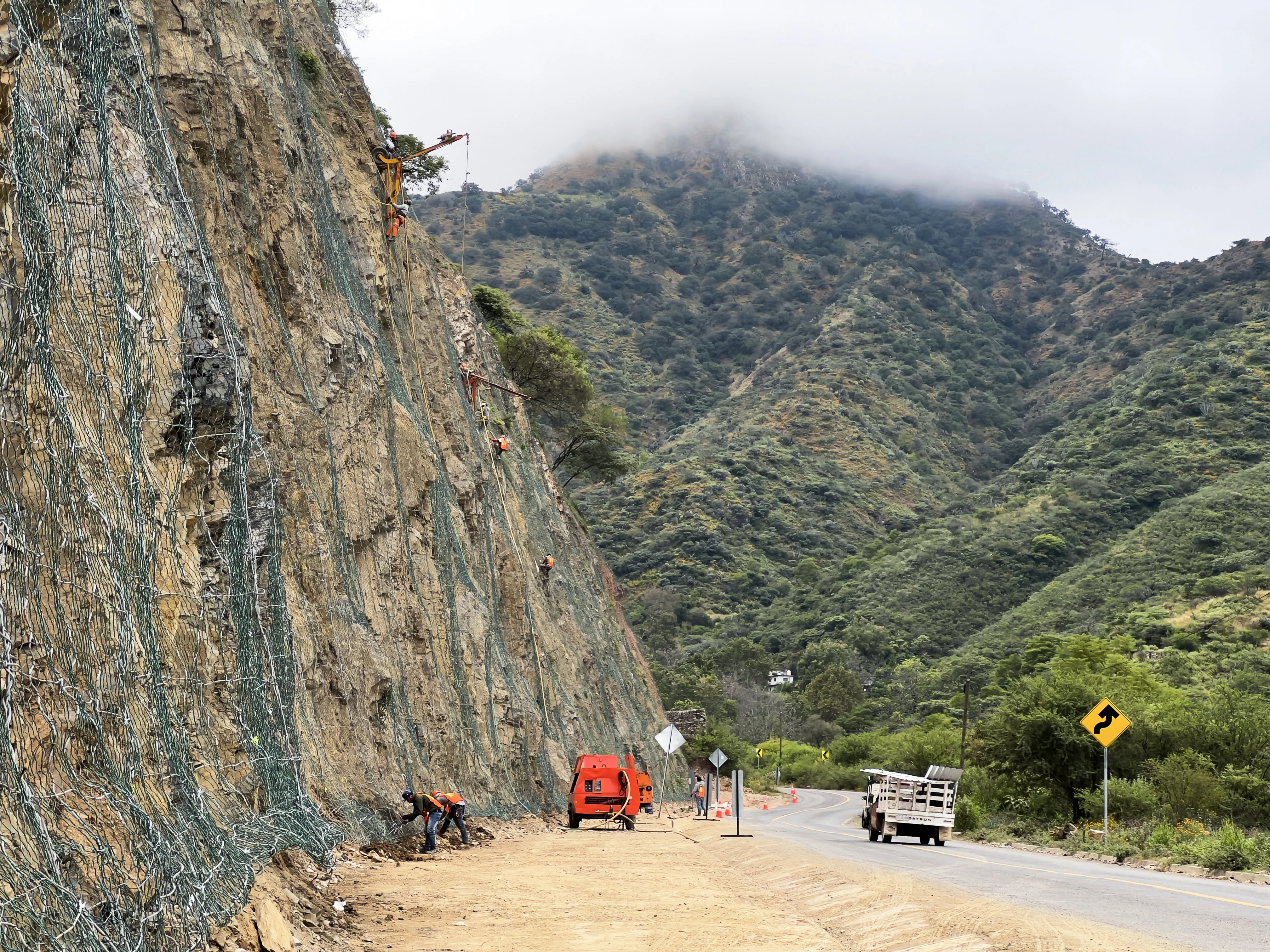 Componen carretera a Xichú