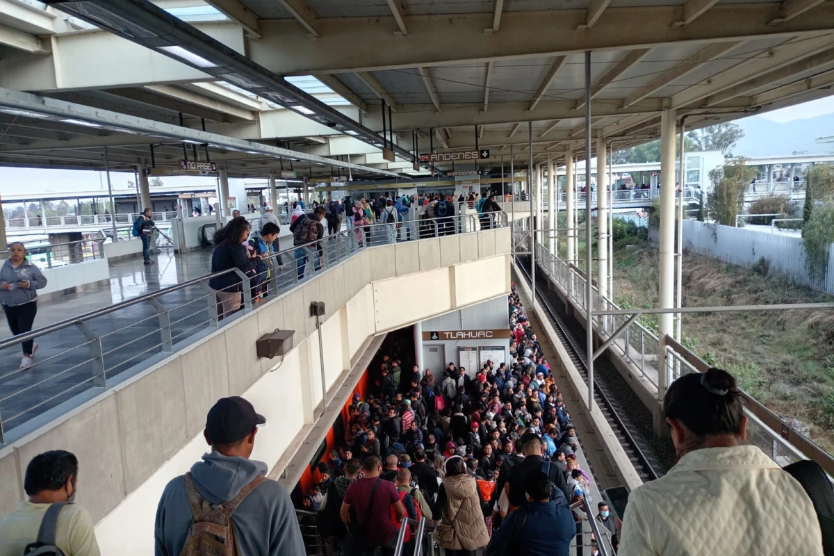 Otra vez se atora el metro de CDMX