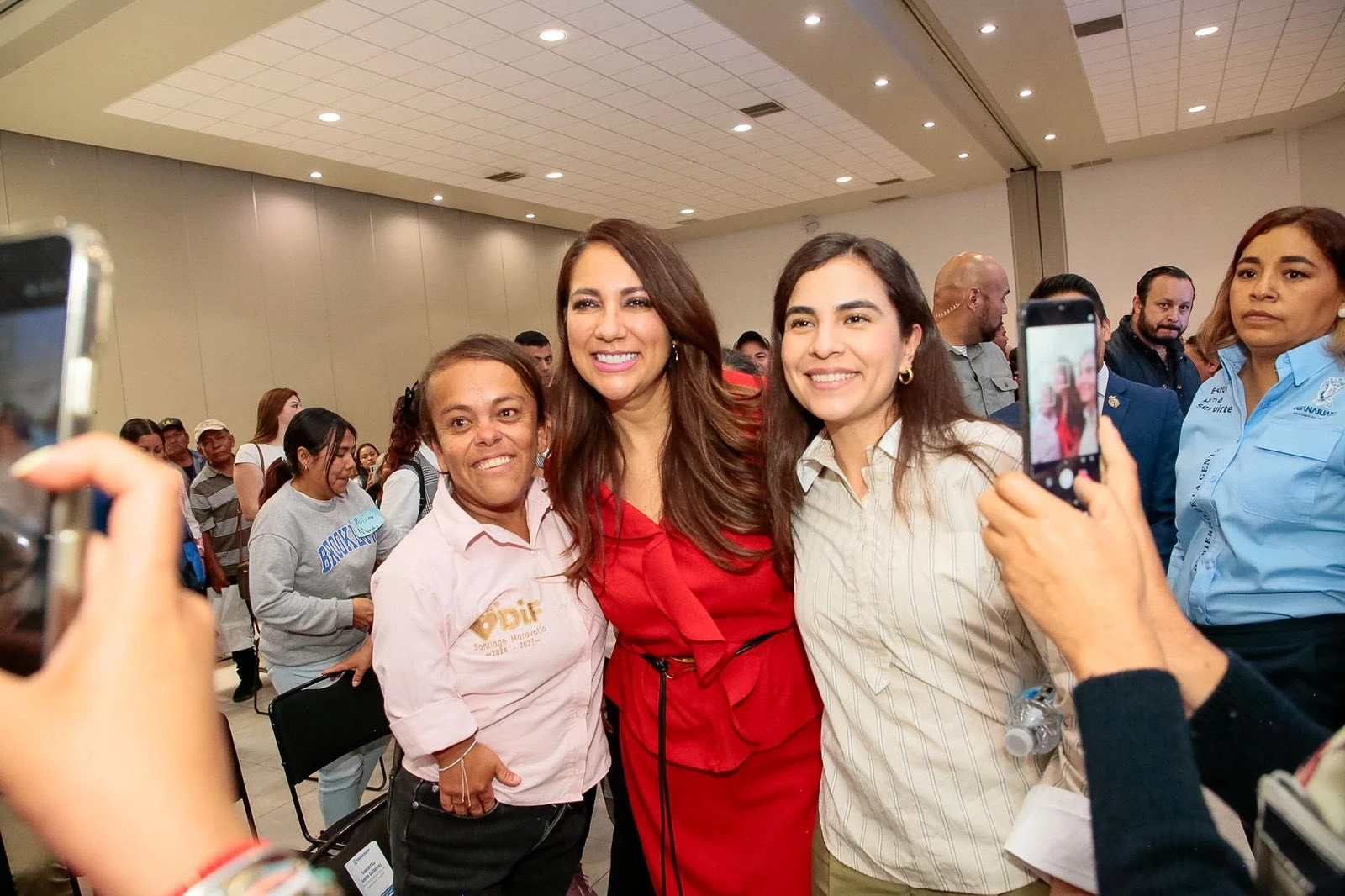 Entrega Libia García aparatos auditivos