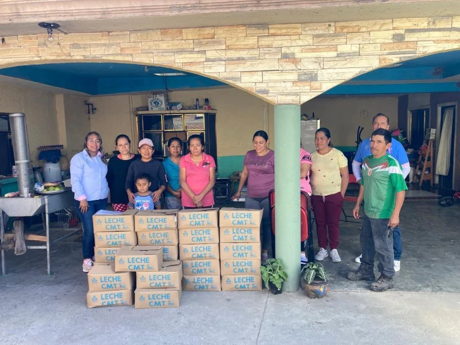 Regalan leche en Irapuato