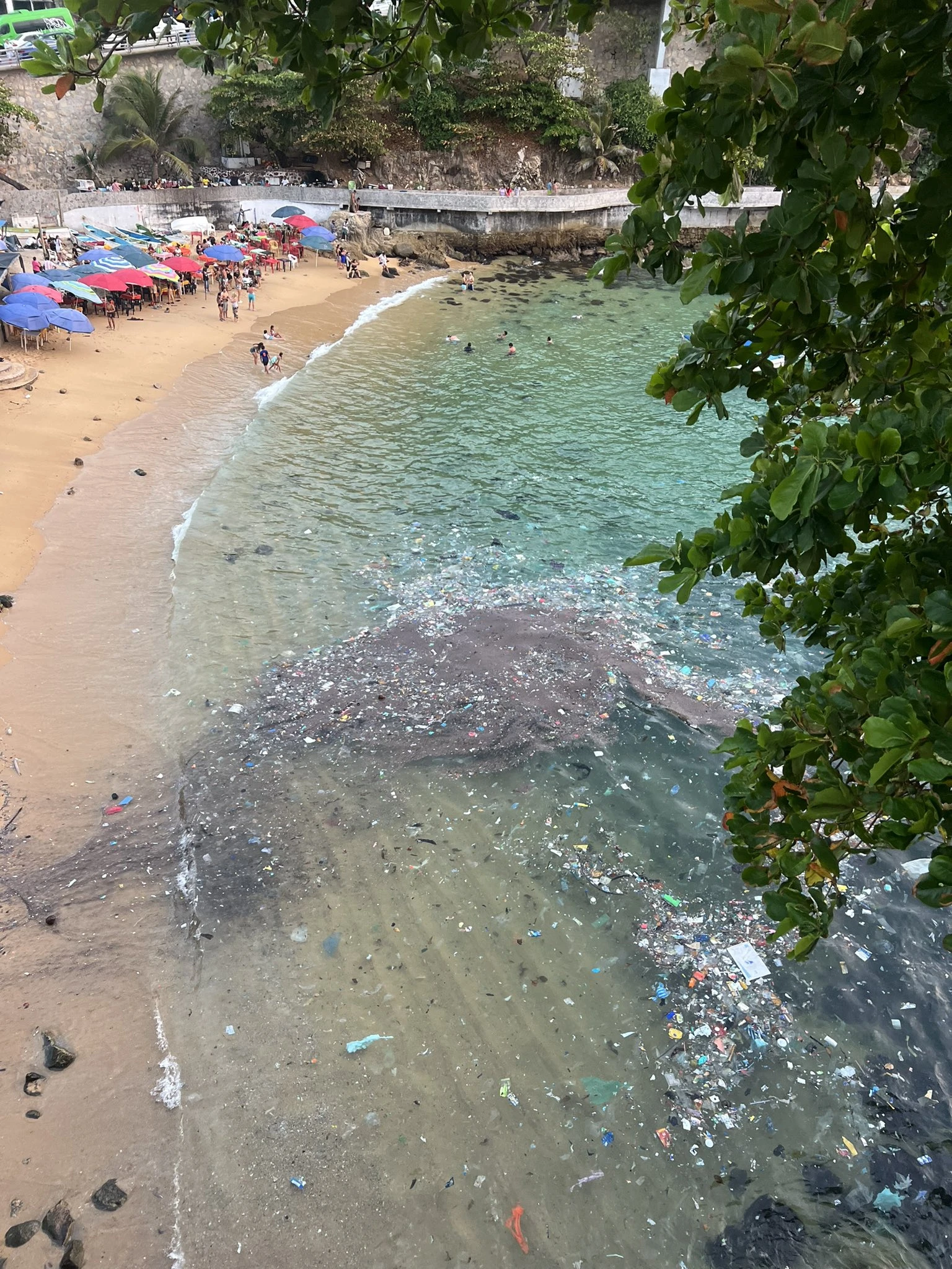 Acapulco recibe al Tianguis Turístico hecho un chiquiero