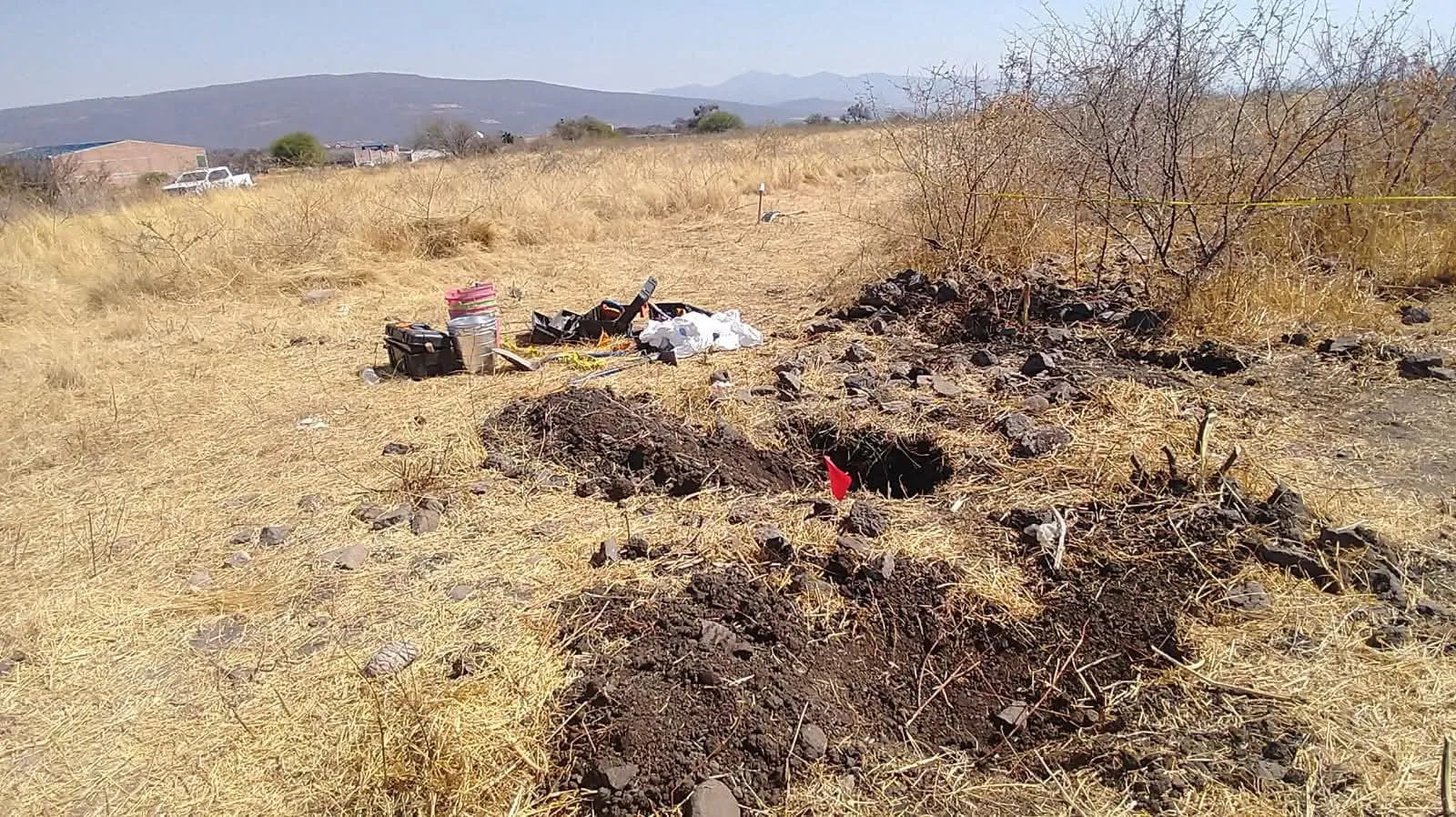 Hallan fosa clandestina con 20 cuerpos