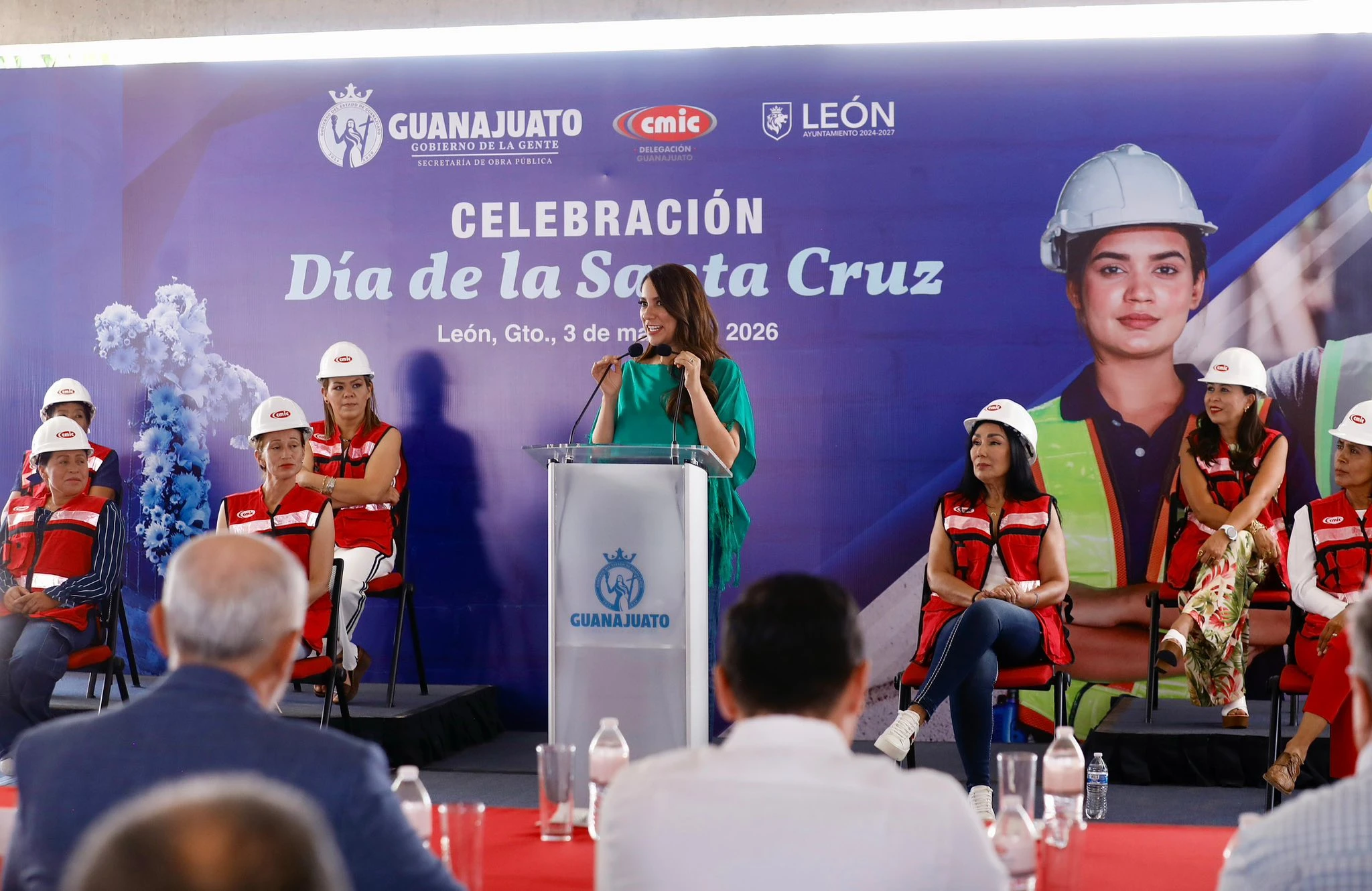 Reconocen a albañiles
