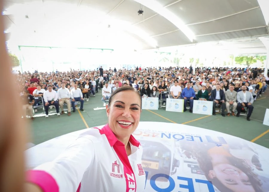 Entrega Ale Gutiérrez 3 mil becas transporte