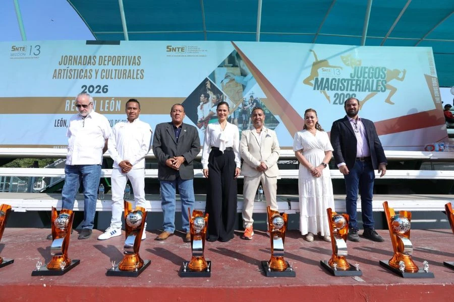 Reconoce Alcaldesa de León a maestros