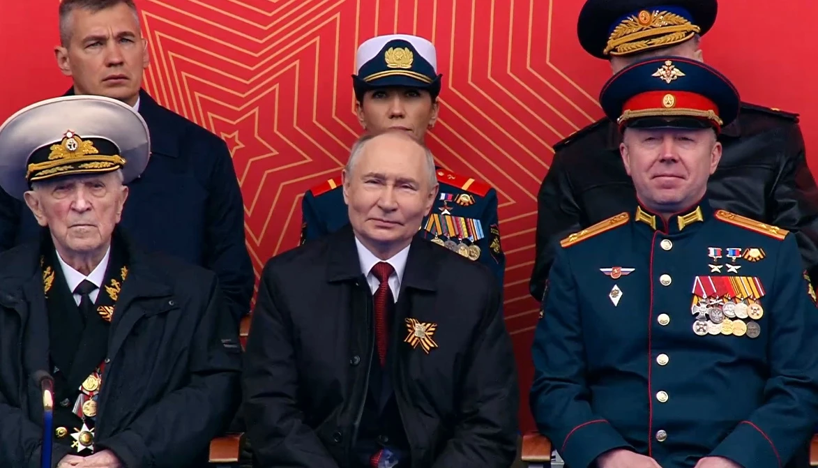 Putin justifica la guerra en Ucrania durante un reducido desfile del Día de la Victoria