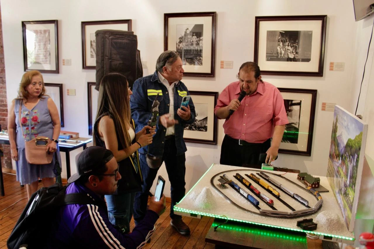 Lucen los trenes a escala