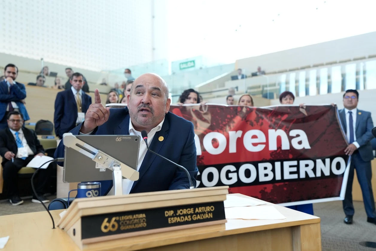 Tunden diputados a morenistas y los califican de "narcos"