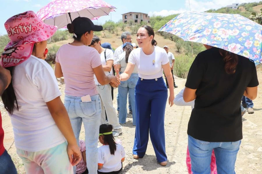 De gira, Samantha Smith destaca apoyos 
