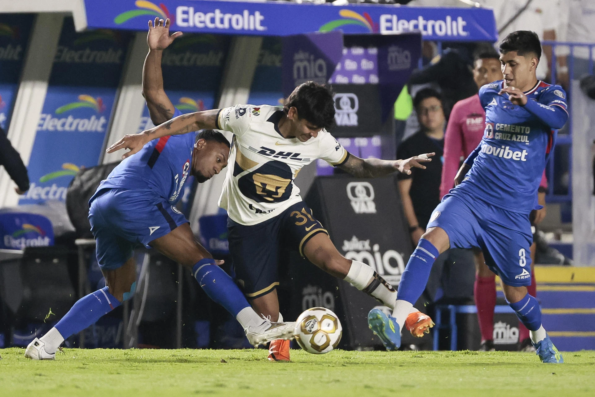 Cruz Azul perdona y Pumas sobrevive