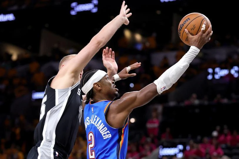 Thunder remonta 15 puntos y toma ventaja sobre Spurs