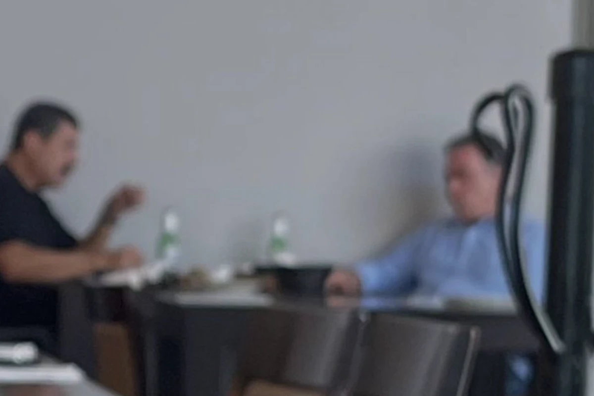 Reaparece Enrique Inzunza; come en restaurante con Javier Corral