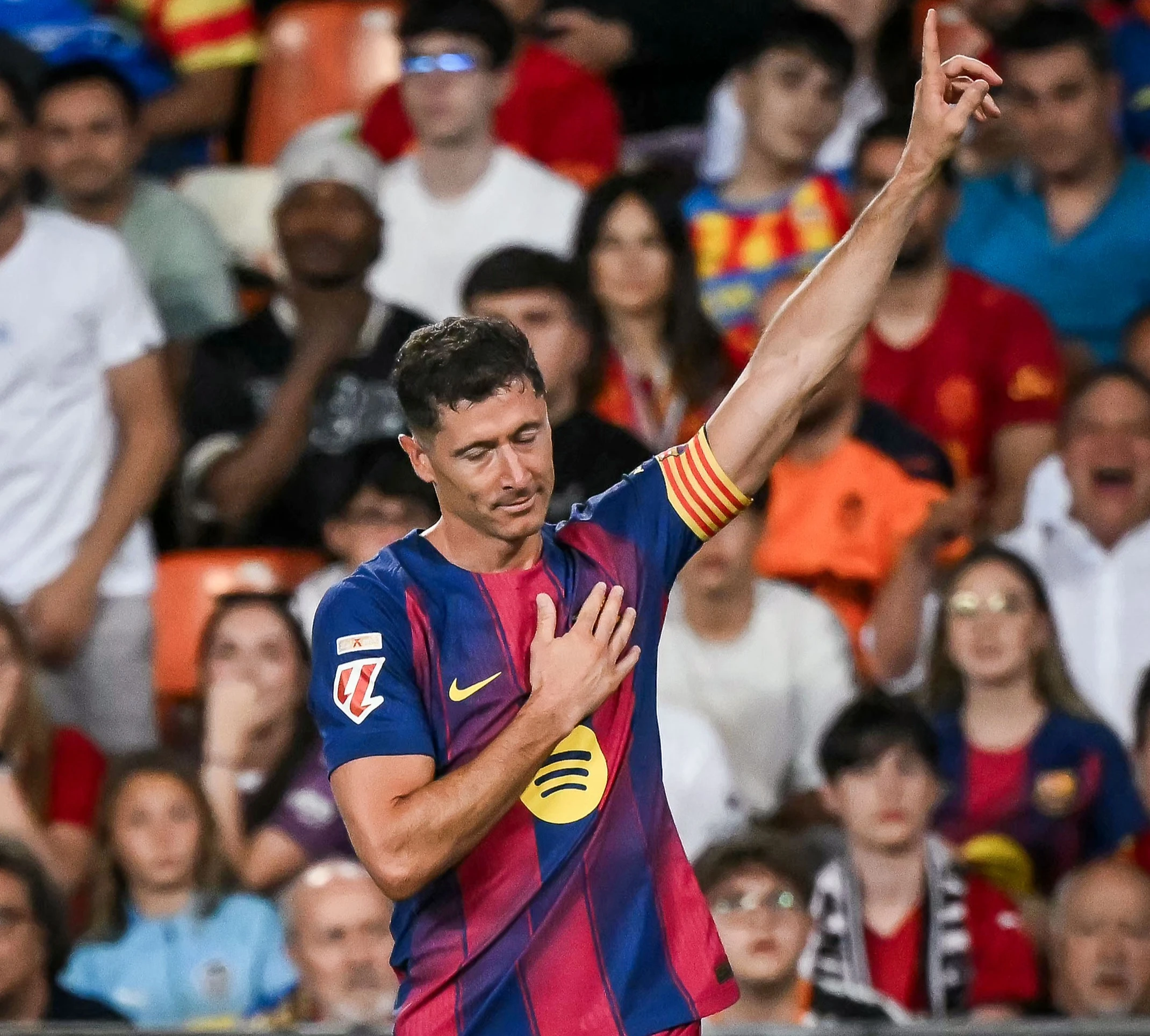 Lewandowski se va con el brazalete puesto