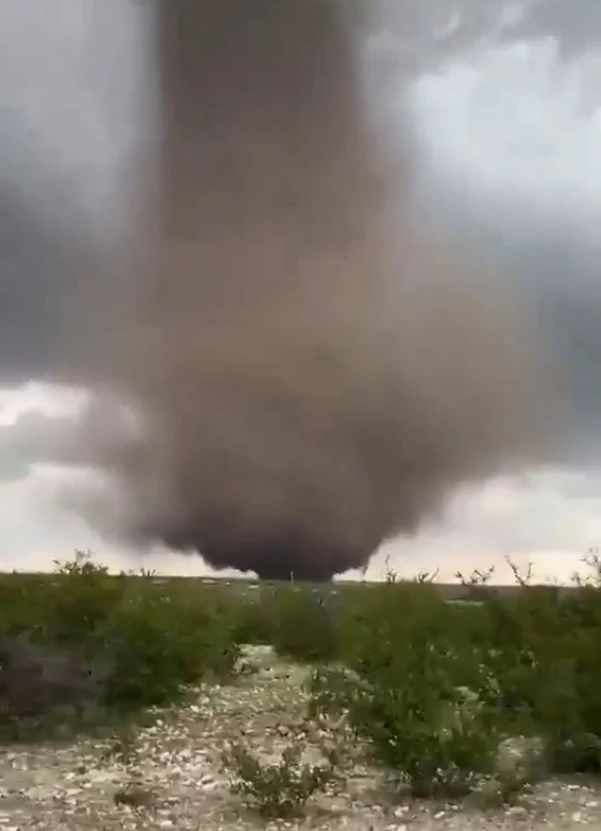 Tornado golpea Coahuila, y deja daños en viviendas