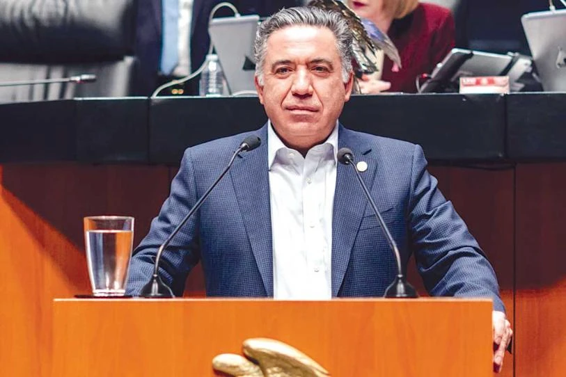 Enrique Inzunza pide licencia al Senado
