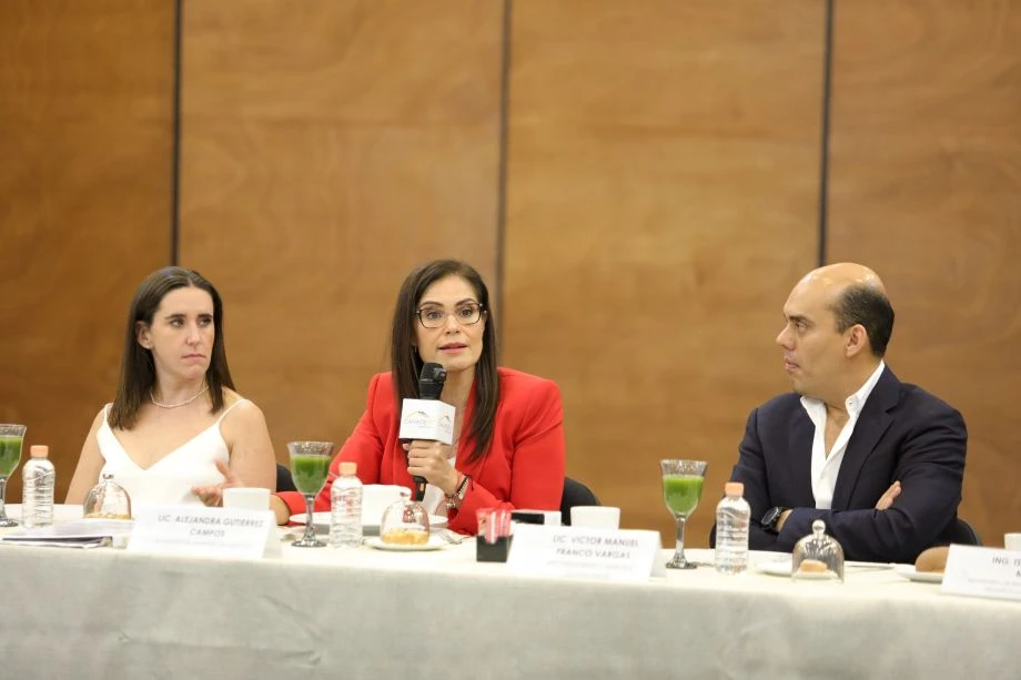 Presenta Ale Gutiérrez programa de Inversión de Obra ante Canadevi