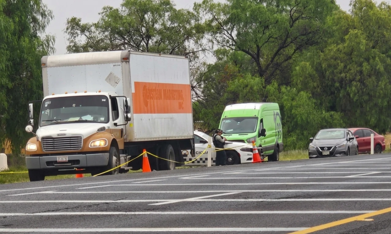 Asaltan camión de paquetería en autopista y matan a operador