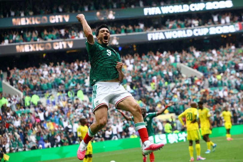 Gana México en su debut, pero...