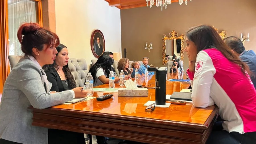 Atiende Alcaldesa a vecinos