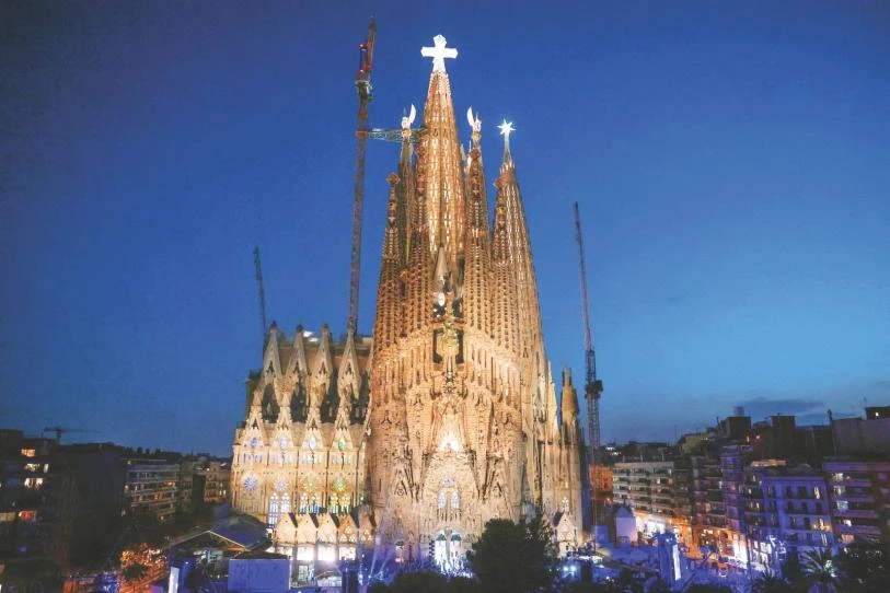 El Papa León bendice la Sagrada Familia, aunque para algunos, la basílica es una maldición