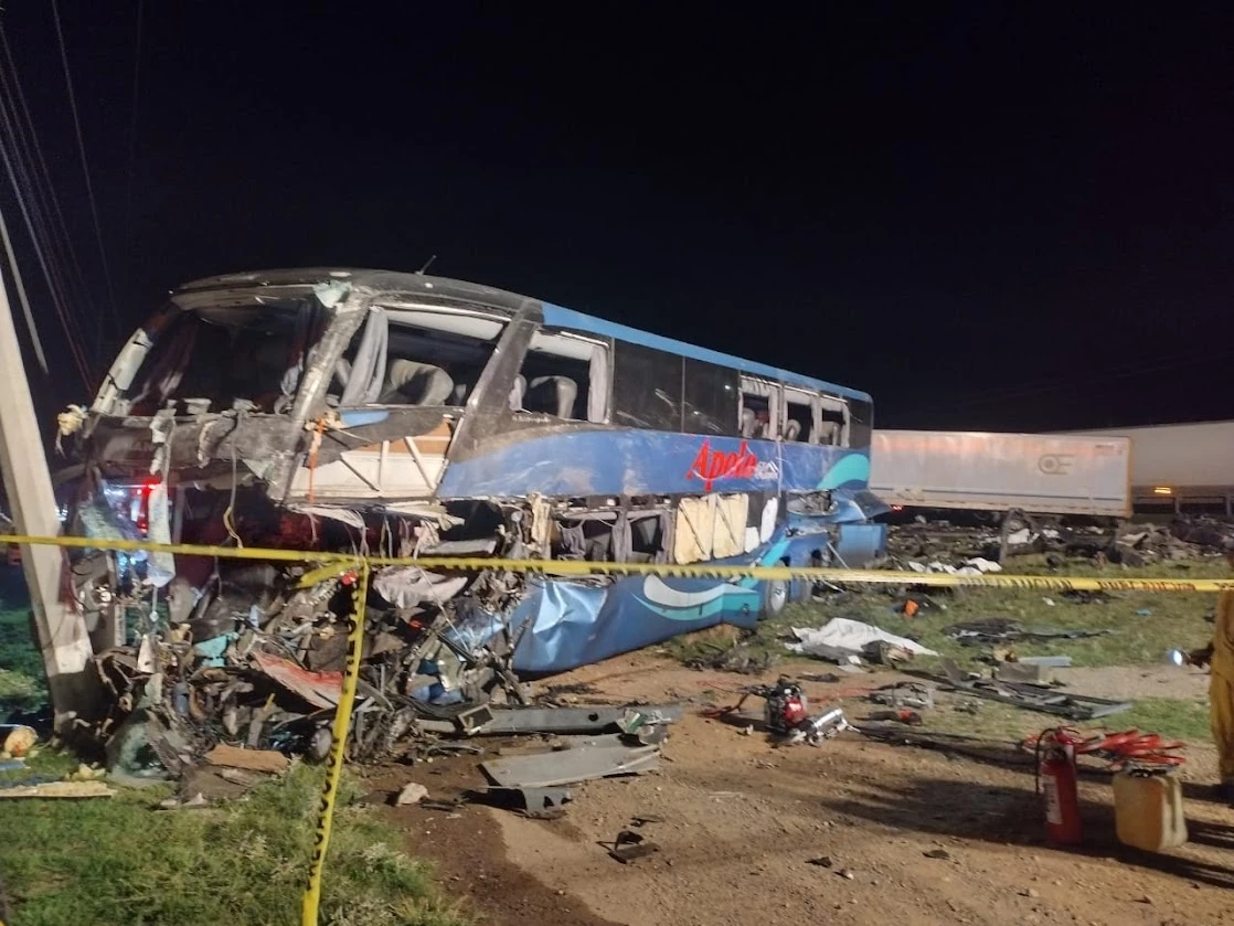 Chocan tráiler y camión de pasajeros; mueren 6