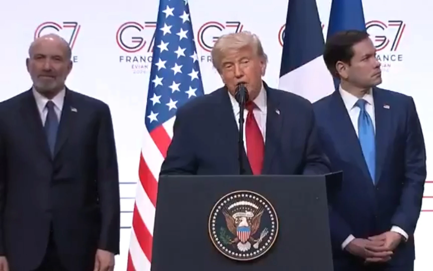 Trump insiste en que los cárteles “gobiernan” México; Sheinbaum es "una mujer muy asustada"