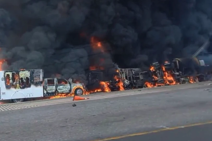 Explota pipa en carambola carretera