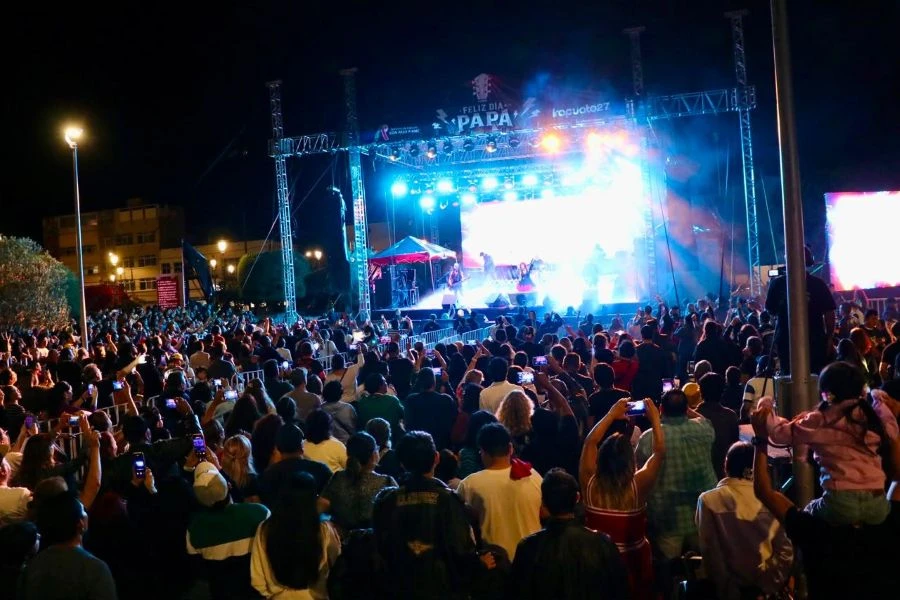 Festeja Irapuato a padres de familia