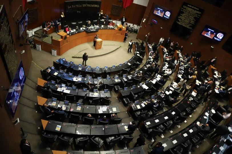 No tienen escaño, pero sí amarraron sueldo del Senado; son parte de la nómina