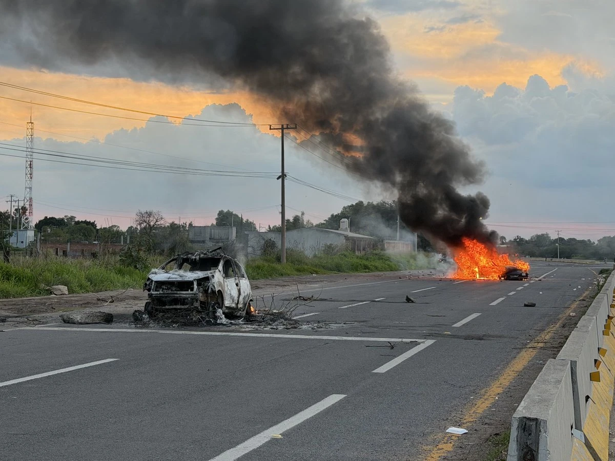 Arde carretera en Juventino Rosas