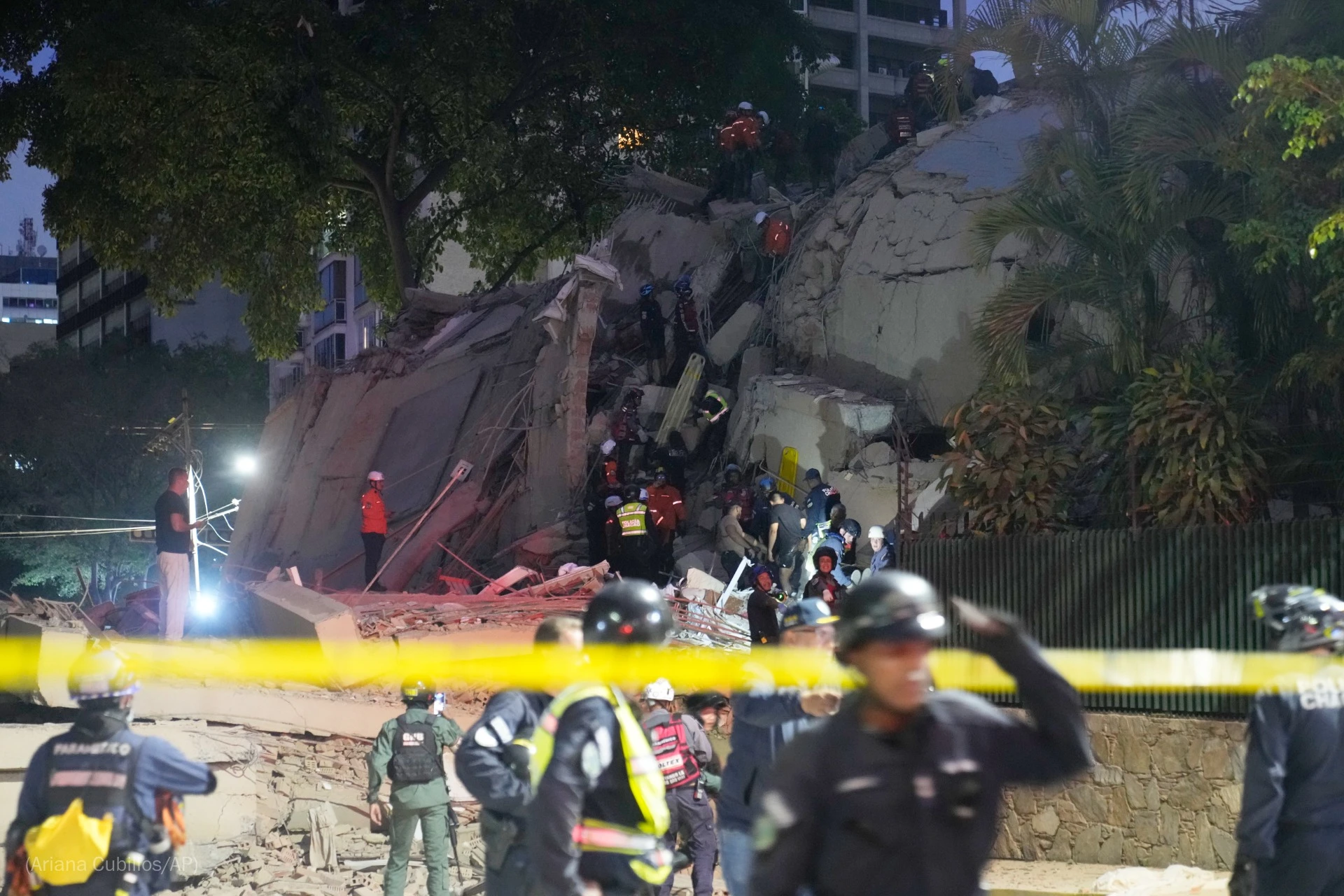 Miles de desaparecidos y más de un centenar de muertos en Venezuela por terremoto