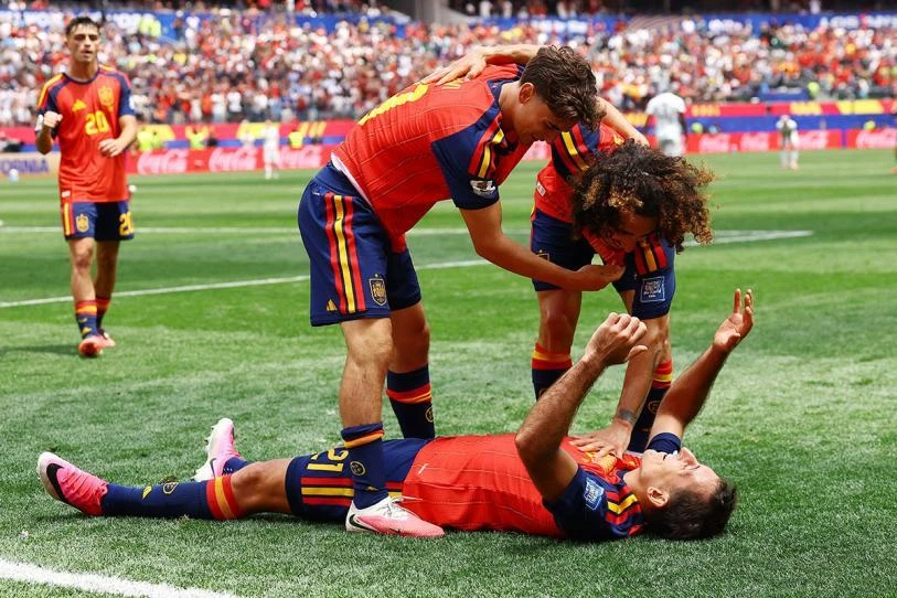 España arrasa con Austria
