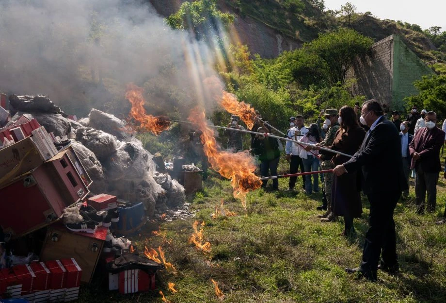 Echan al fuego bienes del crimen organizado