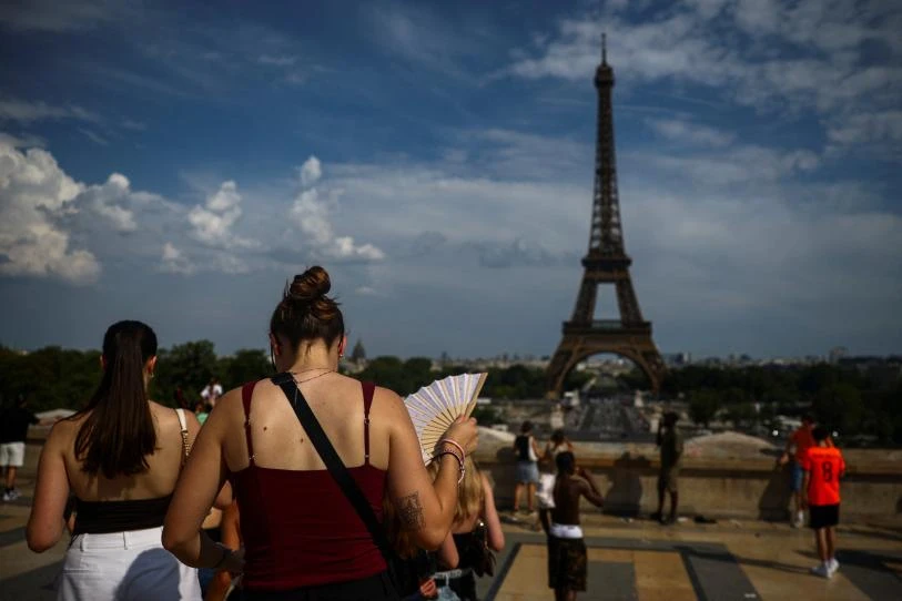 Recortan horario de visita a Torre Eiffel por calor extremo 