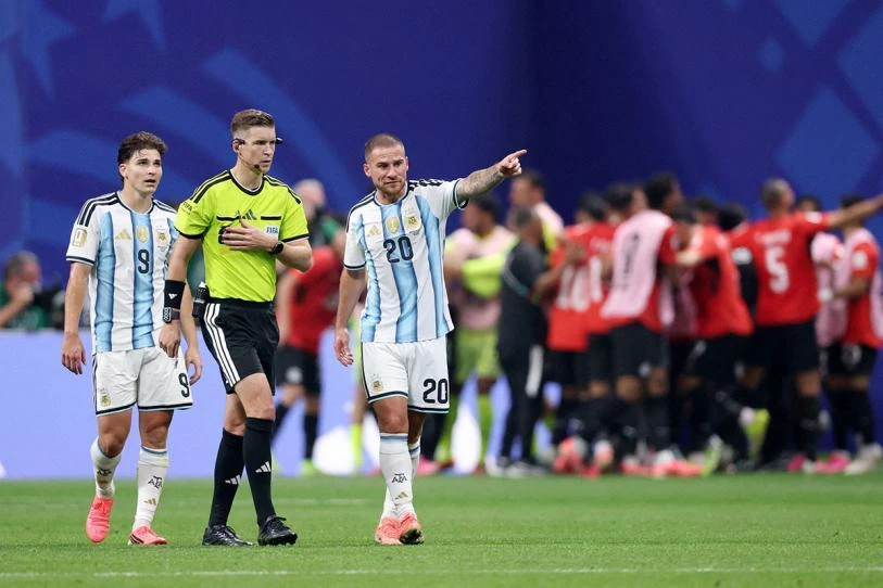 Exigen sanción para árbitro francés que habría beneficiado a Argentina