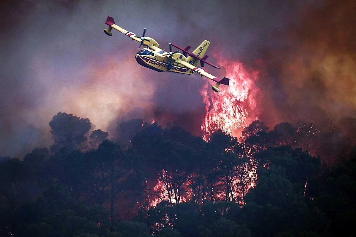 Incendios cerca de Madrid siguen sin control; en Francia cientos escapan en barco