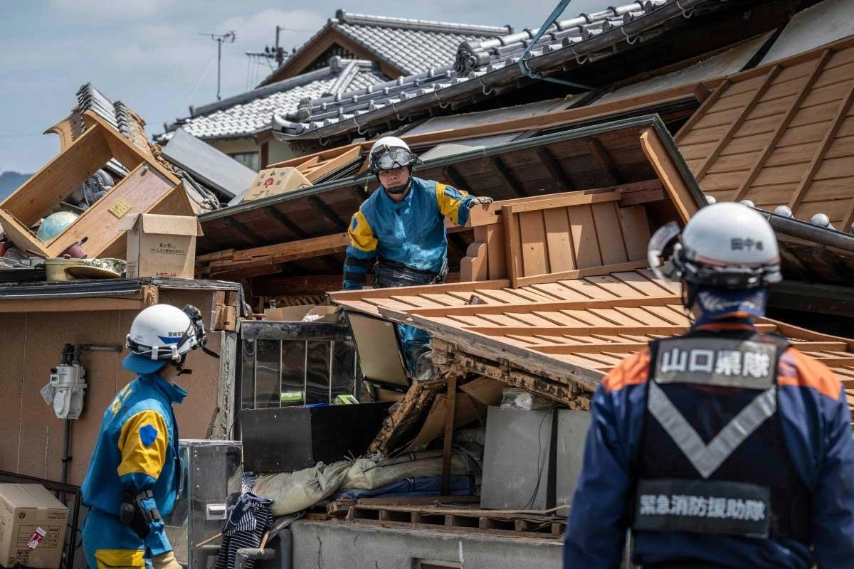 Terremoto en Japón suma 30 muertos; siguen buscando sobrevivientes