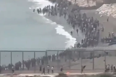 Miles de migrantes cruzan de Marruecos a España; solicitan decretar 'emergencia nacional'
